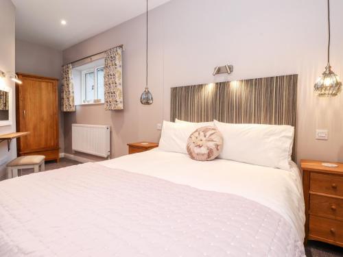 Giường trong phòng chung tại Low Ashmead Cottage