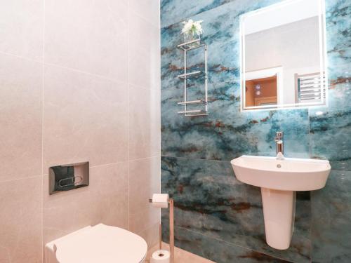 Phòng tắm tại Low Ashmead Cottage