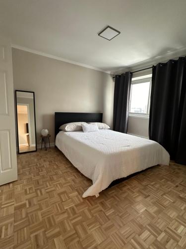 - une chambre avec un grand lit et une fenêtre dans l'établissement Hello,CRESCENT, à Montréal
