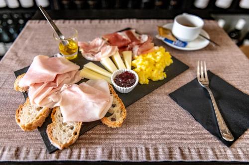- une table avec une assiette de petit-déjeuner dans l'établissement Navona Central Suites, à Rome