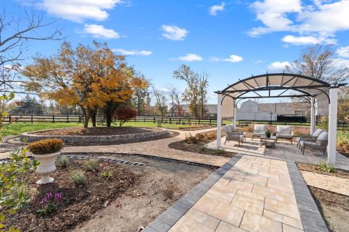a garden with a pergola and a patio at The Rest at Potomac Farms in Ashburn