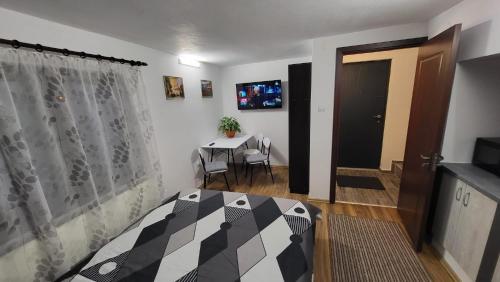 um quarto com uma mesa e uma porta em Casa D em Topliţa