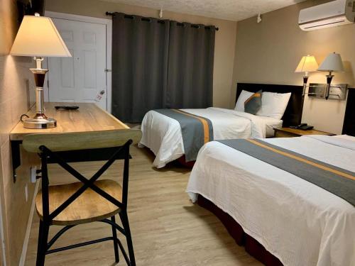 Harbour Light Motel tesisinde bir odada yatak veya yataklar