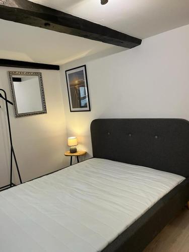 a bedroom with a bed and a table with a lamp at Zeppelin Koje in Flensburg
