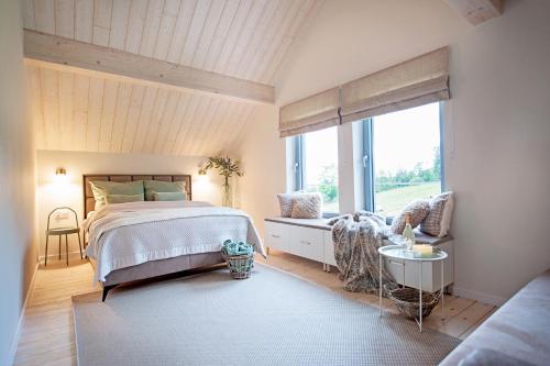 sypialnia z łóżkiem i oknem w obiekcie SalviaMontis w mieście Kamienna Góra