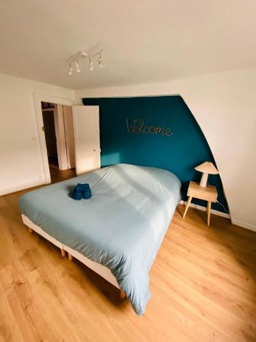 un lit dans une chambre avec un mur végétal dans l'établissement Au cœur de Blois, à Blois