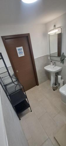 a bathroom with a laptop sitting on a shelf at Villa Verde Pet-friendly in Córdoba