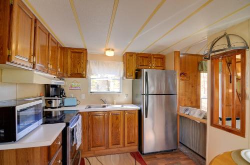 Kitchen o kitchenette sa Cozy Tennessee Escape with Porch, Grill and Fire Pit!