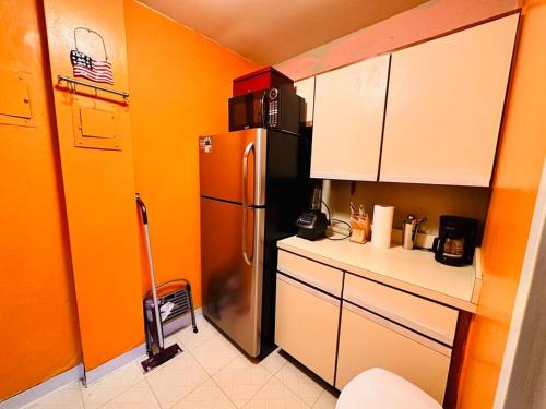 Een keuken of kitchenette bij 1-Bed Urban Oasis Prime Location