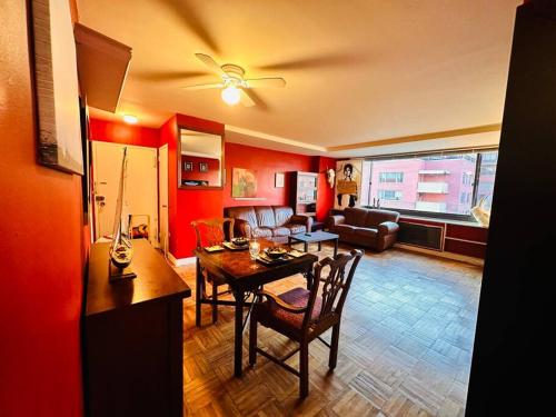 uma sala de estar com uma mesa e uma sala de jantar em 1-Bed Urban Oasis Prime Location em Arlington