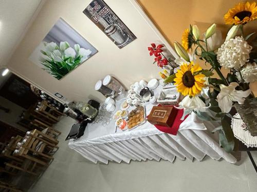 Una mesa con un ramo de flores. en Hostal Esesur, en Puerto Montt