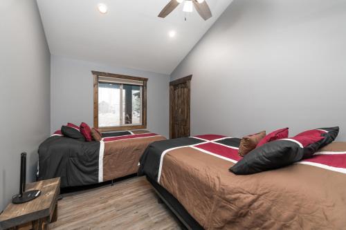 1 dormitorio con 2 camas y ventana en Eagle Nest en Valemount
