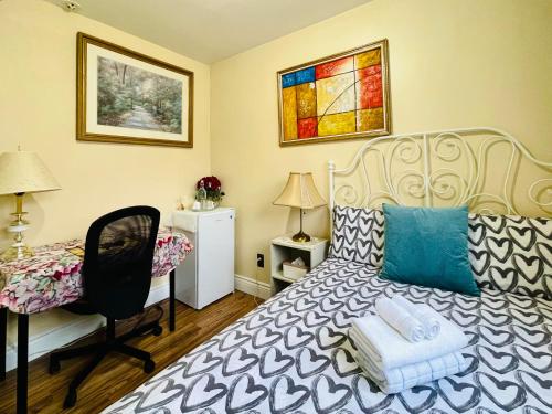 Bedroom with private bathroom in Toronto 1