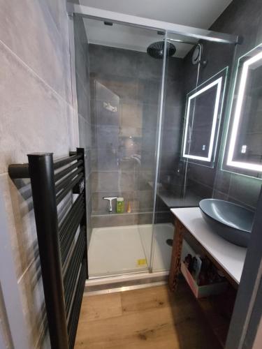 une salle de bain avec une douche en verre et un lavabo dans l'établissement Studio rénové La Clusaz, à La Clusaz