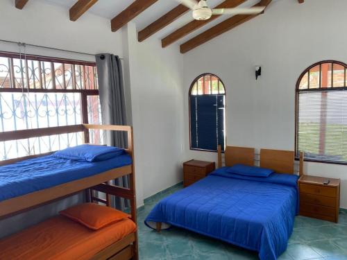 2 Etagenbetten in einem Zimmer mit Fenstern in der Unterkunft La Quinta A in Carmen de Apicalá