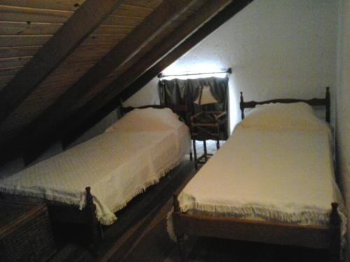 two beds in a room with a attic at ANAHATA in Barra del Chuy