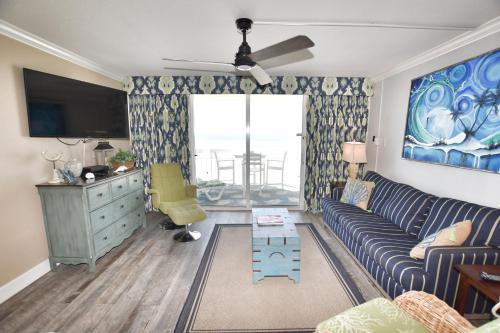 uma sala de estar com um sofá e uma televisão em 0309 Waters Edge Resort condo em Myrtle Beach