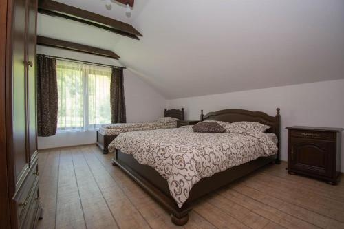 a bedroom with two beds and a window at Casa de vacanță Edya in Petroşani