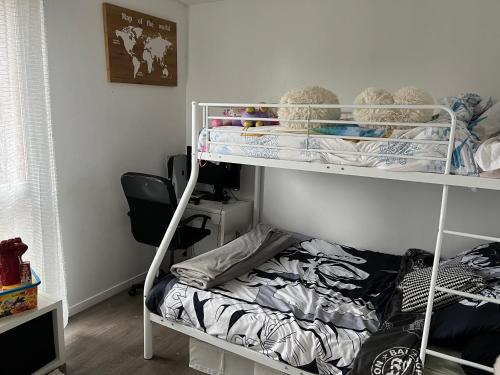 Ce dortoir comprend des lits superposés et des lits superposés. dans l'établissement House for the Olympics near Paris, à Drancy