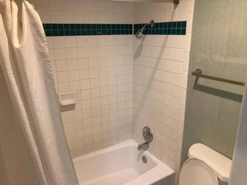 Phòng tắm tại Tree Inn & Suites Albuquerque