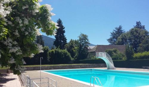 a swimming pool in a yard next to a house at L'ELGIA, gîte 3 épis, 3 étoiles in Saint-Martin-d'Uriage