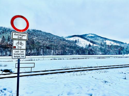 a sign in the snow next to a train track at Ferienwohnung Niederlaasphe in Bad Laasphe
