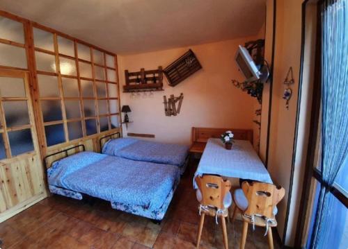 a bedroom with two twin beds and a table at Amy House in San Giacomo