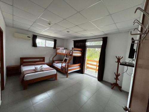Habitación con 1 dormitorio con 1 cama y 1 silla en Hotel Ummagumma en Montañita