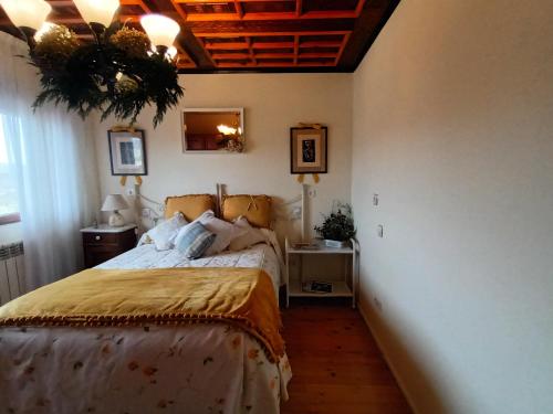 מיטה או מיטות בחדר ב-La Artesonada casa con finca (Puebla de Sanabria).