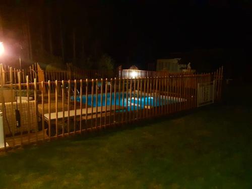 una recinzione intorno alla piscina di notte di Villa de 4 chambres avec piscine privee jardin clos et wifi a Mont pres Chambord a Mont-près-Chambord