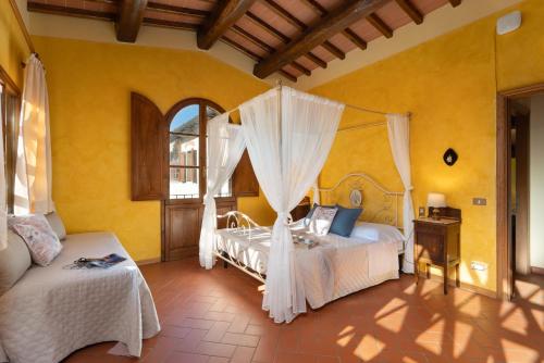 - une chambre avec un lit et un canapé dans l'établissement Agriturismo Bellosguardo, à Reggello