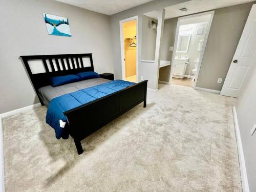 um quarto com uma cama com lençóis azuis e um tapete em Cozy 2BR in Alexandria, VA em Alexandria