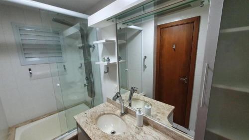 een badkamer met een wastafel en een douche bij Nautilus Beira Mar in Penha