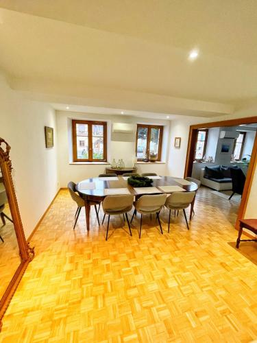 uma sala de estar com uma mesa de jantar e cadeiras em Chambre Pin Up Wings em Eguisheim