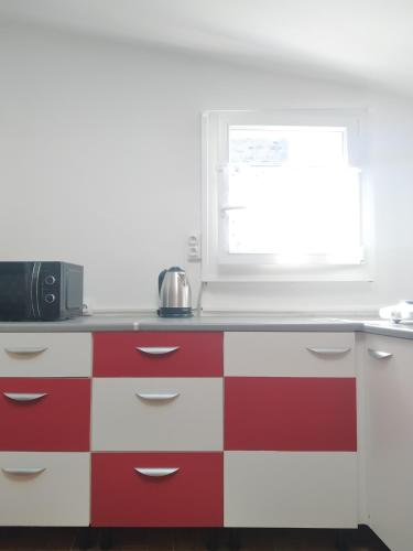 a kitchen with a red and white checkered counter top at Ty Gwenn la veritable Bretagne in Plésidy