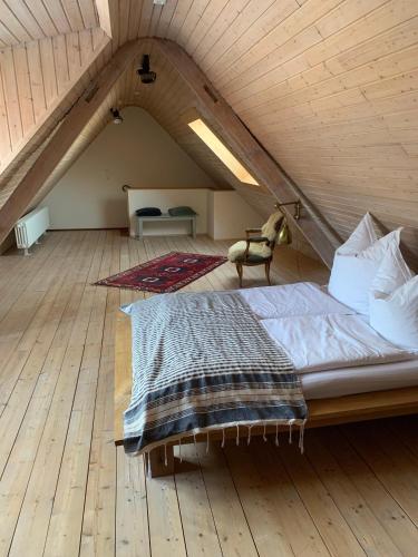a bedroom with a bed in an attic at Scheune im Grünen in Staufen im Breisgau