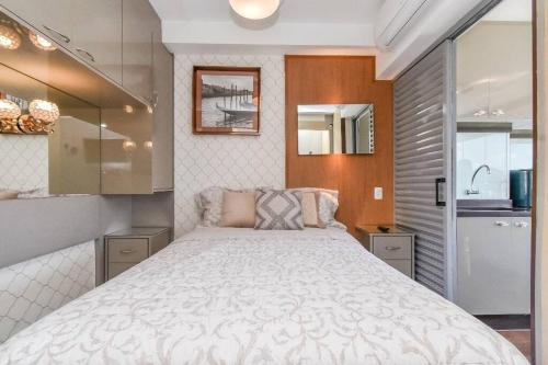 Кровать или кровати в номере Flat sensacional 4 pessoas em condomínio moderno 2 suites climatizados