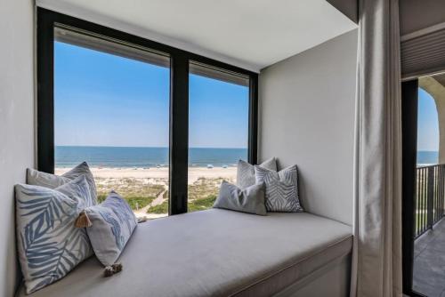 a room with a window seat with a view of the beach at LUX Oceanfront Retreat at AIPResort in Amelia Island