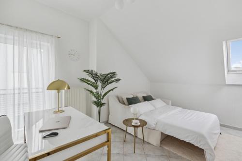 una camera bianca con letto e tavolo di PREMIUM HOME am Wasserschloss ad Angelbachtal
