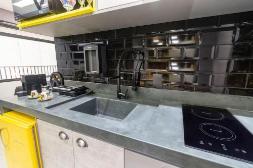 Il comprend une cuisine équipée d'un évier et d'une cuisinière. dans l'établissement MY512 - Bela Vista - Studio Moderno "Próx. a Paulista", à São Paulo