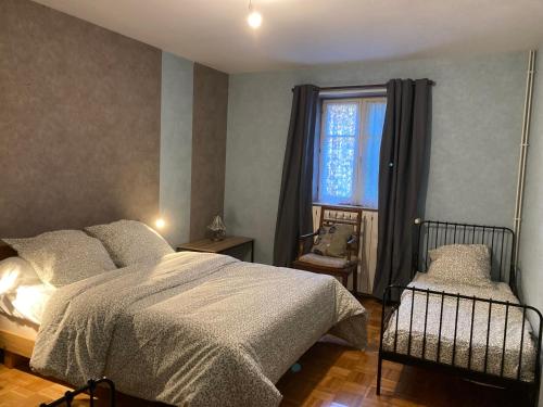 a bedroom with a bed and a window at Gîte Barbafeuilles in Oisy