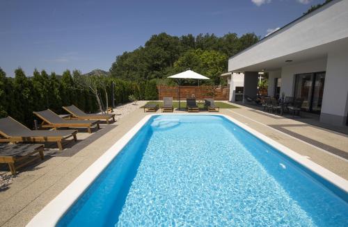 Holiday Home EB with Heated Pool – Photos 2