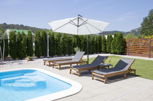 Holiday Home EB with Heated Pool – Photos 3