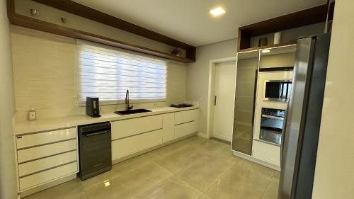 Una cocina o cocineta en Casa alto padrão com piscina em Foz