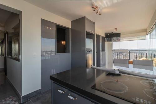 Køkken eller tekøkken på Flat surpreendente 4 pessoas em condomínio moderno 02 suites climatizados
