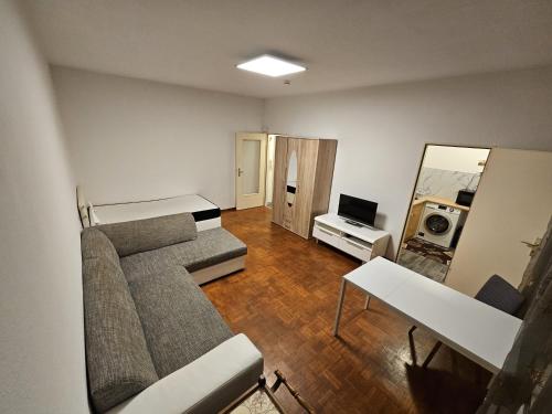 uma sala de estar com um sofá e uma cama em City Apartment für Gäste in Hannover 1-2 Personen em Hanôver