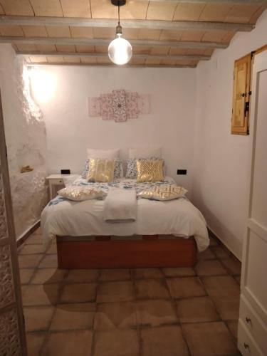 1 dormitorio con 1 cama grande en una habitación en COVES DEl XUQUER, en Jorquera