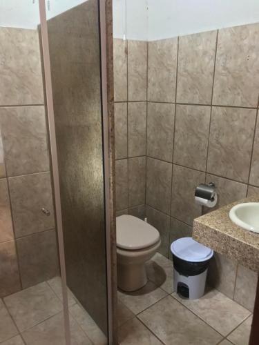 een badkamer met een toilet en een wastafel bij Aconchego do céu in Conceição da Ibitipoca