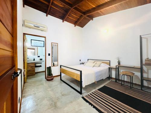 Voodi või voodid majutusasutuse Calipso Ocean Lodge- Avellana Beach Hotel toas