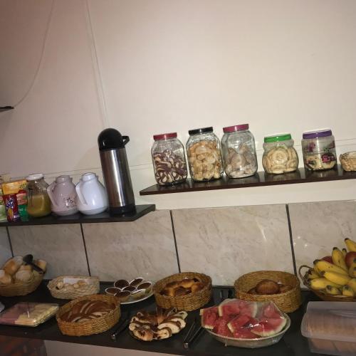 een aanrecht met potten en manden met voedsel bij Aconchego do céu in Conceição da Ibitipoca